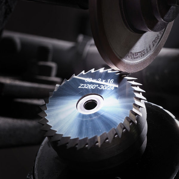 Sharpening of circular saw blades and circular knives